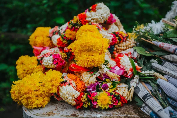 王を祝うためにタイで黄色の人工花の装飾 — ストック写真