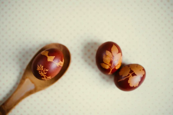 Tradizionalmente Tinto Uova Pasqua Tinte Con Bucce Cipolla Con Modello — Foto Stock