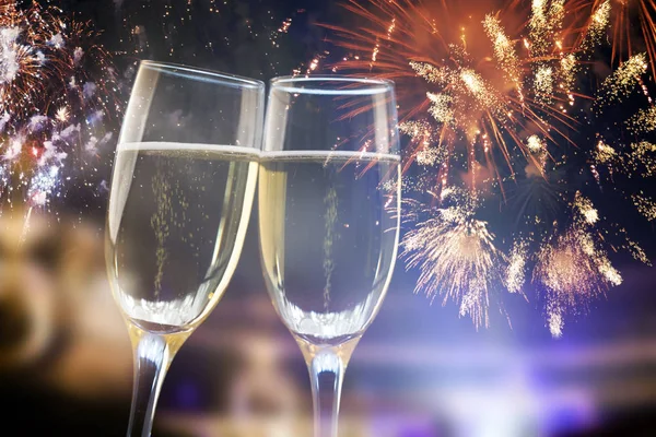 Conceito Véspera Ano Novo Com Bokeh Fogos Artifício Copos Champanhe — Fotografia de Stock