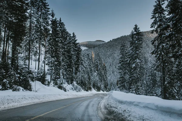 高い山の中で清掃されていない雪道 — ストック写真