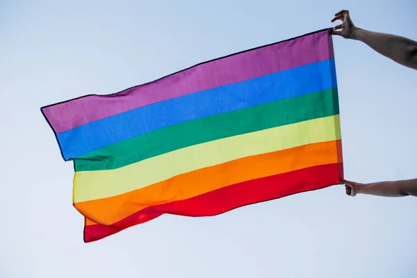 Gökyüzüne Yağış Bayrağı Dalgalandı Lgbt Neşeli Bayrak — Stok fotoğraf