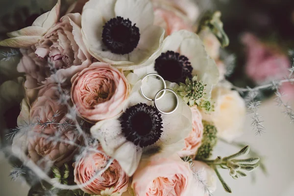 Brautstrauß Mit Ringen Aus Nächster Nähe — Stockfoto