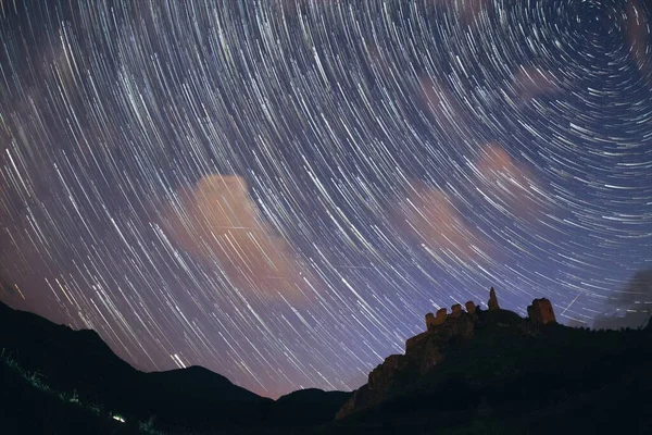 Einsamer Baum Mit Beweglichen Sternen Der Nacht Sternenwanderwege — Stockfoto