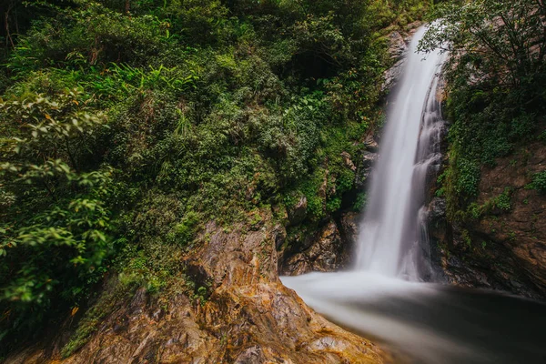 Chute Pan Mae Tropicale Dans Parc National Doi Inthanon Chiang — Photo