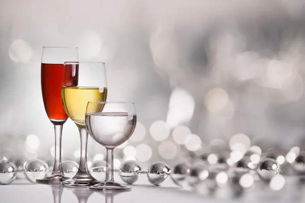 Drei Gläser Wein Vor Buntem Hintergrund — Stockfoto
