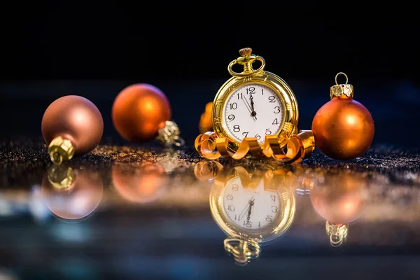 Uroczyste Tło Świąteczne Zegarem Pokazującym Północ Sylwestra — Zdjęcie stockowe