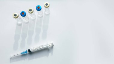 Aşı şişeleri ve şırıngalar. Tıbbi nesneler. 