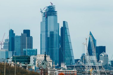 LONDON, İngiltere - 8 Nisan 2019: Londra 'nın merkez bankasının panoramik manzarası ünlü gökdelenler ve diğer simgelerle.