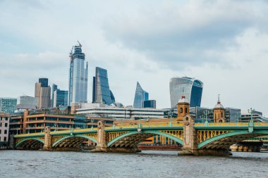 LONDON, İngiltere - 8 Nisan 2019: Londra 'nın ünlü gökdelenleri ve diğer simgeleriyle panoramik manzarası.