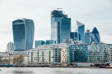 LONDON, İngiltere - 8 Nisan 2019: Londra 'nın merkez bankasının panoramik manzarası ünlü gökdelenler ve diğer simgelerle.