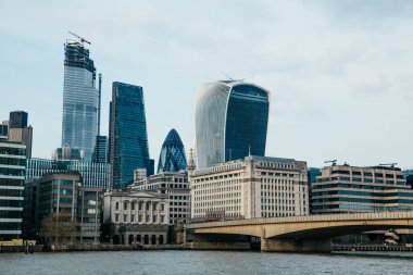 LONDON, İngiltere - 8 Nisan 2019: Londra 'nın merkez bankasının panoramik manzarası ünlü gökdelenler ve diğer simgelerle.