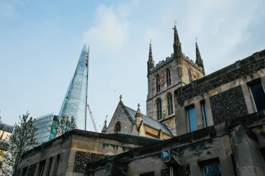 LONDON, İngiltere - 8 Nisan 2019: Londra 'nın ünlü gökdelenleri ve diğer simgeleriyle panoramik manzarası.