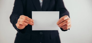 Seçmenlerin oy sandığına koyduğu yakın çekim.