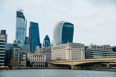 LONDON, İngiltere - 8 Nisan 2019: Londra 'nın merkez bankasının panoramik manzarası ünlü gökdelenler ve diğer simgelerle.