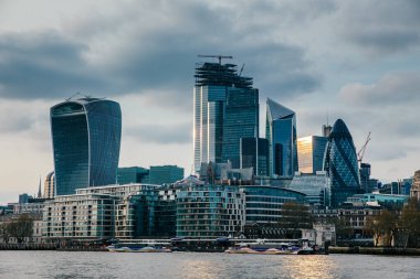 LONDON, İngiltere - 8 Nisan 2019: Londra 'nın merkez bankasının panoramik manzarası ünlü gökdelenler ve diğer simgelerle.