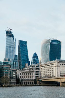 LONDON, İngiltere - 8 Nisan 2019: Londra 'nın merkez bankasının panoramik manzarası ünlü gökdelenler ve diğer simgelerle.