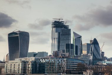 LONDON, İngiltere - 8 Nisan 2019: Londra 'nın merkez bankasının panoramik manzarası ünlü gökdelenler ve diğer simgelerle.