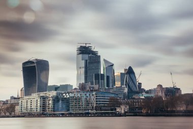 LONDON, İngiltere - 8 Nisan 2019: Londra 'nın merkez bankasının panoramik manzarası ünlü gökdelenler ve diğer simgelerle.