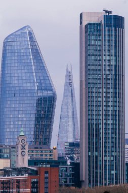 LONDON, İngiltere - 8 Nisan 2019: Londra 'nın merkez bankasının panoramik manzarası ünlü gökdelenler ve diğer simgelerle.