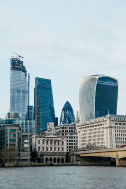LONDON, İngiltere - 8 Nisan 2019: Londra 'nın merkez bankasının panoramik manzarası ünlü gökdelenler ve diğer simgelerle.