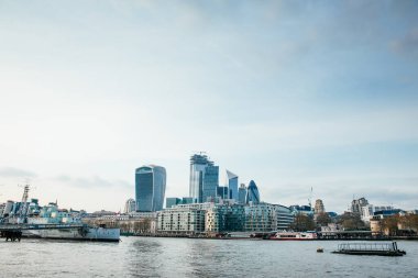 LONDON, İngiltere - 8 Nisan 2019: Londra 'nın merkez bankasının panoramik manzarası ünlü gökdelenler ve diğer simgelerle.