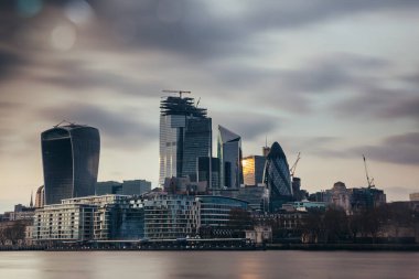 LONDON, İngiltere - 8 Nisan 2019: Londra 'nın merkez bankasının panoramik manzarası ünlü gökdelenler ve diğer simgelerle.