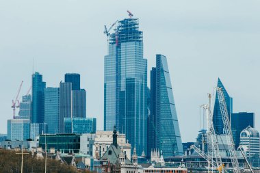 LONDON, İngiltere - 8 Nisan 2019: Londra 'nın merkez bankasının panoramik manzarası ünlü gökdelenler ve diğer simgelerle.