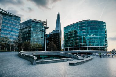 LONDON, İngiltere - 8 Nisan 2019: Londra 'nın merkez bankasının panoramik manzarası ünlü gökdelenler ve diğer simgelerle.