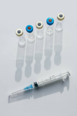 Aşı şişeleri ve şırıngalar. Tıbbi nesneler. 