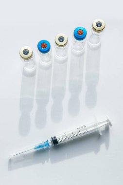 Aşı şişeleri ve şırıngalar. Tıbbi nesneler. 