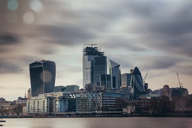 LONDON, İngiltere - 8 Nisan 2019: Londra 'nın merkez bankasının panoramik manzarası ünlü gökdelenler ve diğer simgelerle.