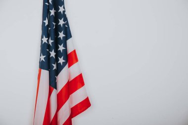 Beyaz arkaplanda Amerikan bayrağının yakın çekimi.