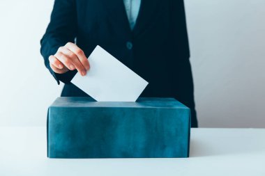 Seçmenlerin oy sandığına koyduğu yakın çekim.