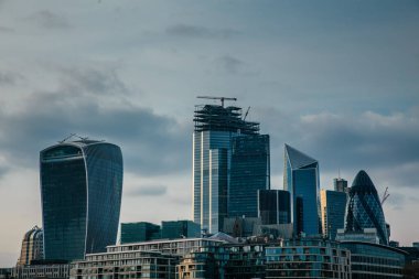 LONDON, İngiltere - 8 Nisan 2019: Londra 'nın merkez bankasının panoramik manzarası ünlü gökdelenler ve diğer simgelerle.