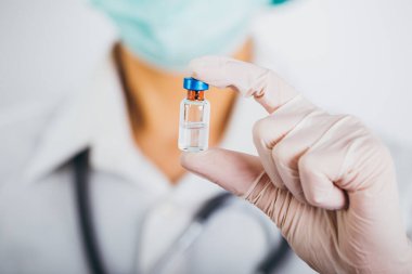Aşı şişesi ve şırınga doktorların elinde. Covid-19 / Coronavirus konsepti. 