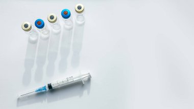 Aşı şişeleri ve şırıngalar. Tıbbi nesneler. 