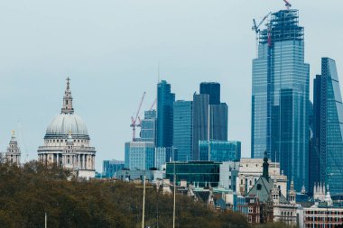 LONDON, İngiltere - 8 Nisan 2019: Londra 'nın merkez bankasının panoramik manzarası ünlü gökdelenler ve diğer simgelerle.