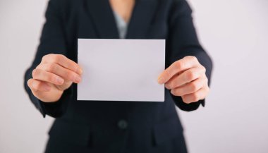 Seçmenlerin oy sandığına koyduğu yakın çekim.