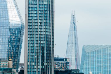 LONDON, İngiltere - 8 Nisan 2019: Londra 'nın merkez bankasının panoramik manzarası ünlü gökdelenler ve diğer simgelerle.
