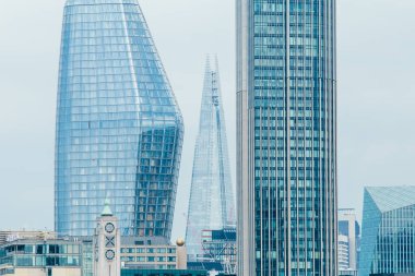 LONDON, İngiltere - 8 Nisan 2019: Londra 'nın merkez bankasının panoramik manzarası ünlü gökdelenler ve diğer simgelerle.