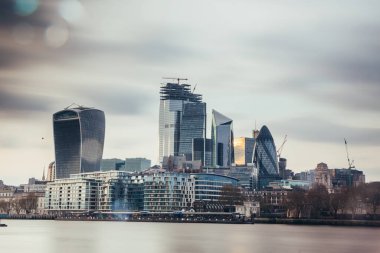 LONDON, İngiltere - 8 Nisan 2019: Londra 'nın merkez bankasının panoramik manzarası ünlü gökdelenler ve diğer simgelerle.