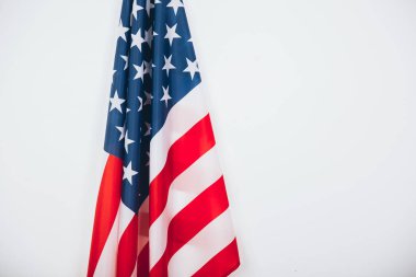 Beyaz arkaplanda Amerikan bayrağının yakın çekimi.