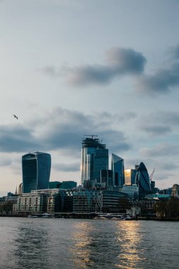 LONDON, İngiltere - 8 Nisan 2019: Londra 'nın merkez bankasının panoramik manzarası ünlü gökdelenler ve diğer simgelerle.