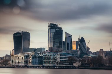 LONDON, İngiltere - 8 Nisan 2019: Londra 'nın merkez bankasının panoramik manzarası ünlü gökdelenler ve diğer simgelerle.