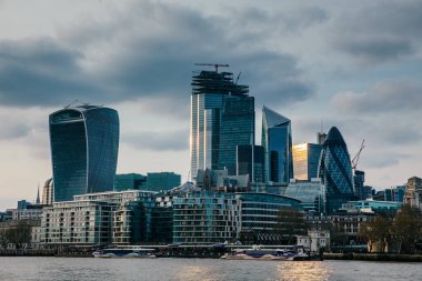 LONDON, İngiltere - 8 Nisan 2019: Londra 'nın merkez bankasının panoramik manzarası ünlü gökdelenler ve diğer simgelerle.