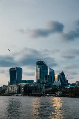 LONDON, İngiltere - 8 Nisan 2019: Londra 'nın merkez bankasının panoramik manzarası ünlü gökdelenler ve diğer simgelerle.
