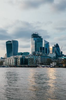 LONDON, İngiltere - 8 Nisan 2019: Londra 'nın merkez bankasının panoramik manzarası ünlü gökdelenler ve diğer simgelerle.