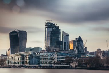 LONDON, İngiltere - 8 Nisan 2019: Londra 'nın merkez bankasının panoramik manzarası ünlü gökdelenler ve diğer simgelerle.