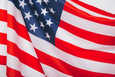 Beyaz arkaplanda Amerikan bayrağının yakın çekimi.