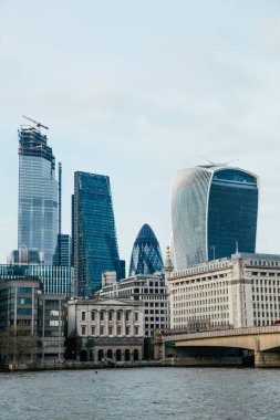 LONDON, İngiltere - 8 Nisan 2019: Londra 'nın merkez bankasının panoramik manzarası ünlü gökdelenler ve diğer simgelerle.
